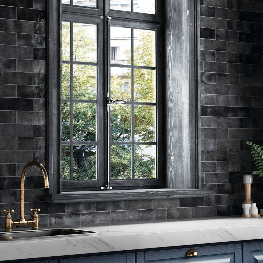 Cloé Ceramic Tile in Black