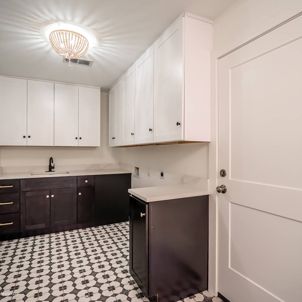 Enchante 8" x 8" Matte Porcelain Decorative Tile in Moderno