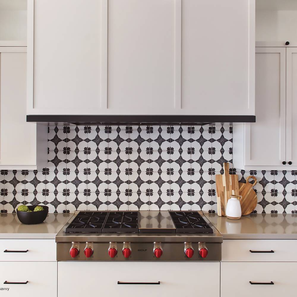 Enchante 8" x 8" Matte Porcelain Decorative Tile in Moderno
