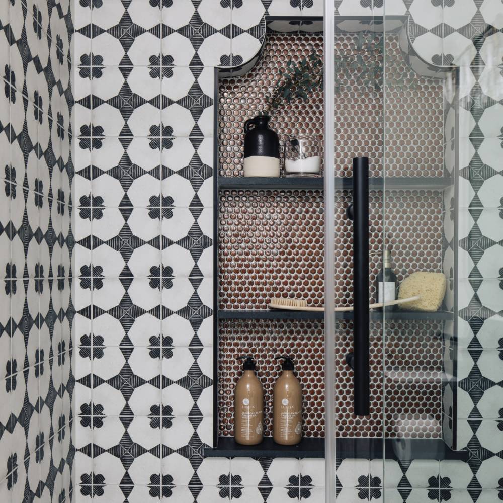 Enchante 8" x 8" Matte Porcelain Decorative Tile in Moderno