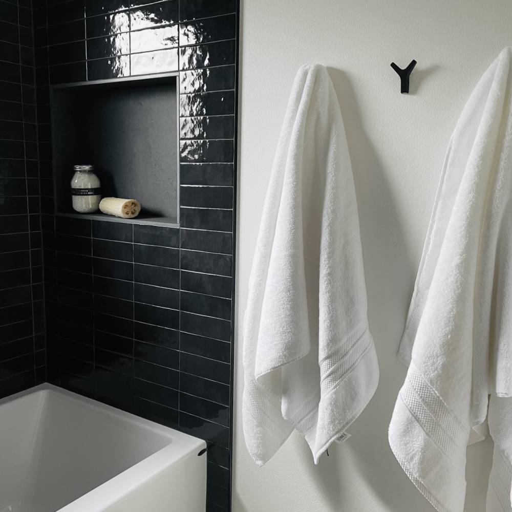 Cloé Ceramic Tile in Black